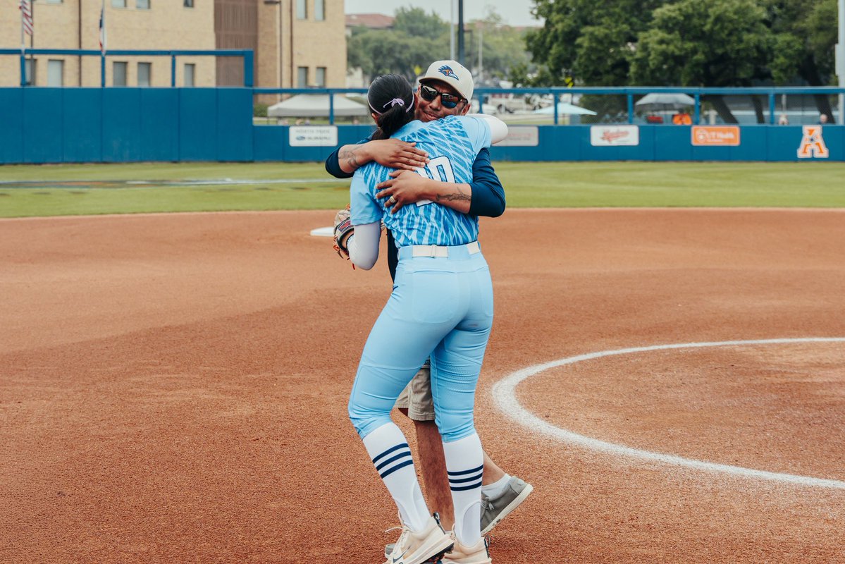UTSASoftball's tweet image. A few special first pitches! 🫶

#BirdsUp 🤙 | #LetsGo210 | #PluckEm 🪶