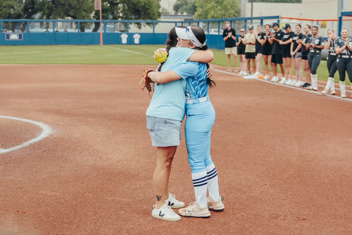 UTSASoftball's tweet image. A few special first pitches! 🫶

#BirdsUp 🤙 | #LetsGo210 | #PluckEm 🪶