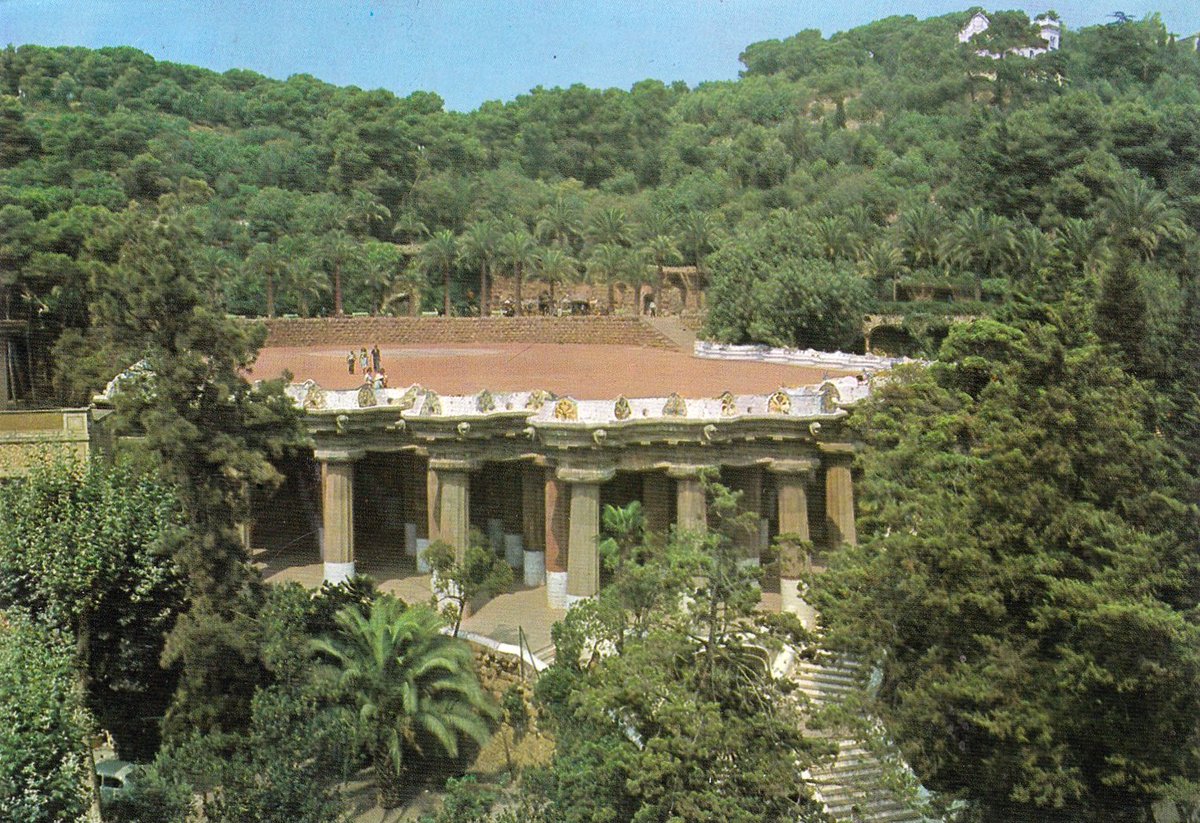 Sense festa popular i sense repercussió en premsa, avui fa just 100 anys, #taldiacomavui de 1926, el Park Güell, l'obra mestra i el millor projecte d'Antoni Gaudí, fou inaugurat com a parc públic a mans de l'Ajuntament de Barcelona. Però per què ningú no en féu massa cas? Fil 📜