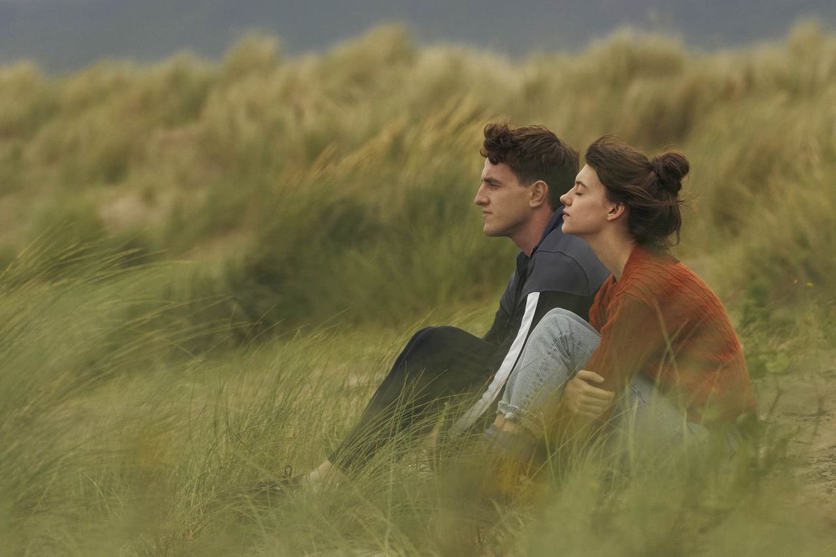 comculturaearte's tweet photo. Faz hoje seis anos que estreou a série “Normal People”, realizada por Lenny Abrahamson e Hettie Macdonald e baseada no romance homónimo de Sally Rooney https://t.co/akyq3K0f3R