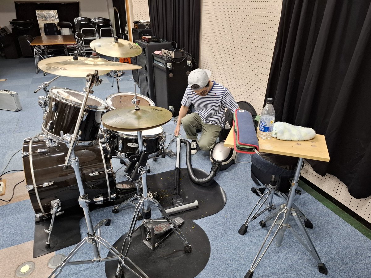 昨日は久々の練習でした。
昨年の11月にステージを行って以来の演奏......

耳が.......
耳が.......

キンキンするとです........