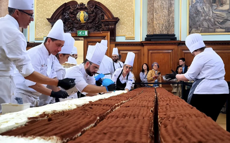 noticierovv's tweet image. #Internacional | Tiramisú de más de 400 metros de largo en Londres fue reconocido con un Récord Guinness

Amplía la información:
noticiasvenevision.com/noticias/inter…

#NoticiasVenevision #Venevision