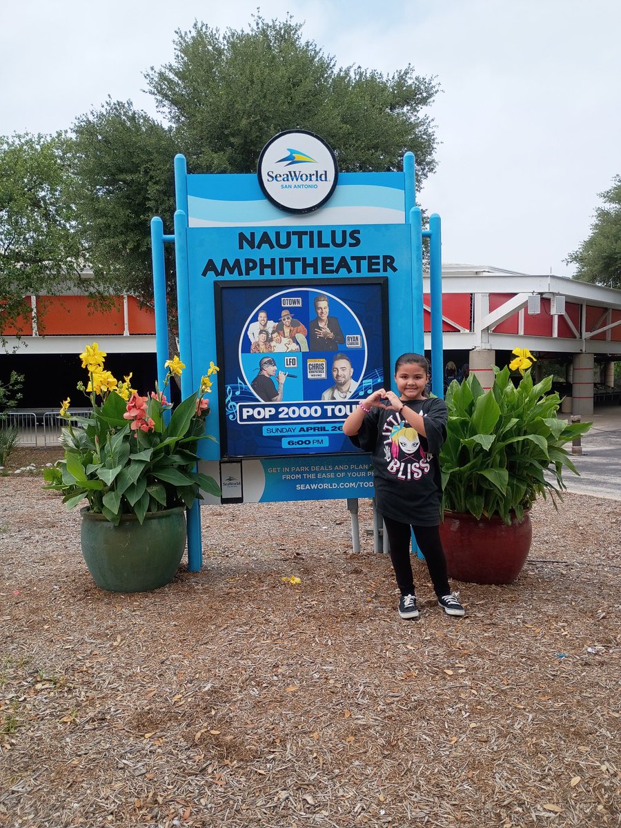 Mmcool26's tweet photo. She is so excited!!! 🫶 @AlexaBliss_WWE @SeaWorld https://t.co/WmX31fpako