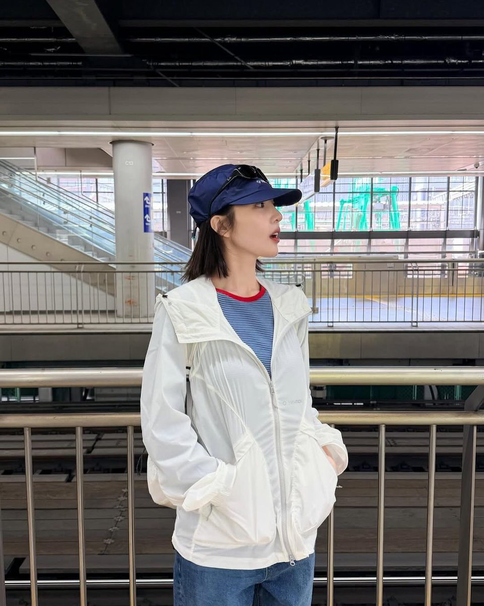 JOYful_global's tweet image. [youchan_f] “realistic travel look… joy’s outfit breakdown”

from cap to windbreaker, this is such a practical yet stylish #JOY look… she always balances comfort and aesthetics 🌿

#조이 #레드벨벳조이
