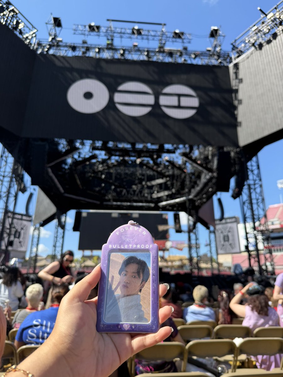 d⁷ ᴾʳᵒᵒᶠ || seeing bts in tampa 😭😭 tweet media