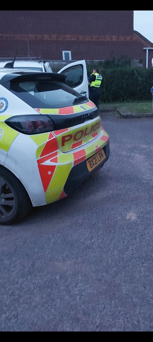 BrownhillsWMP's tweet photo. Officers conducted a stop &amp; search under the misuse of drugs act this evening in Brownhills &amp; subsequently a male driver arrested for possession of illegal drugs. 🚓👮‍♀️🚨. https://t.co/CRhFhLjndk
