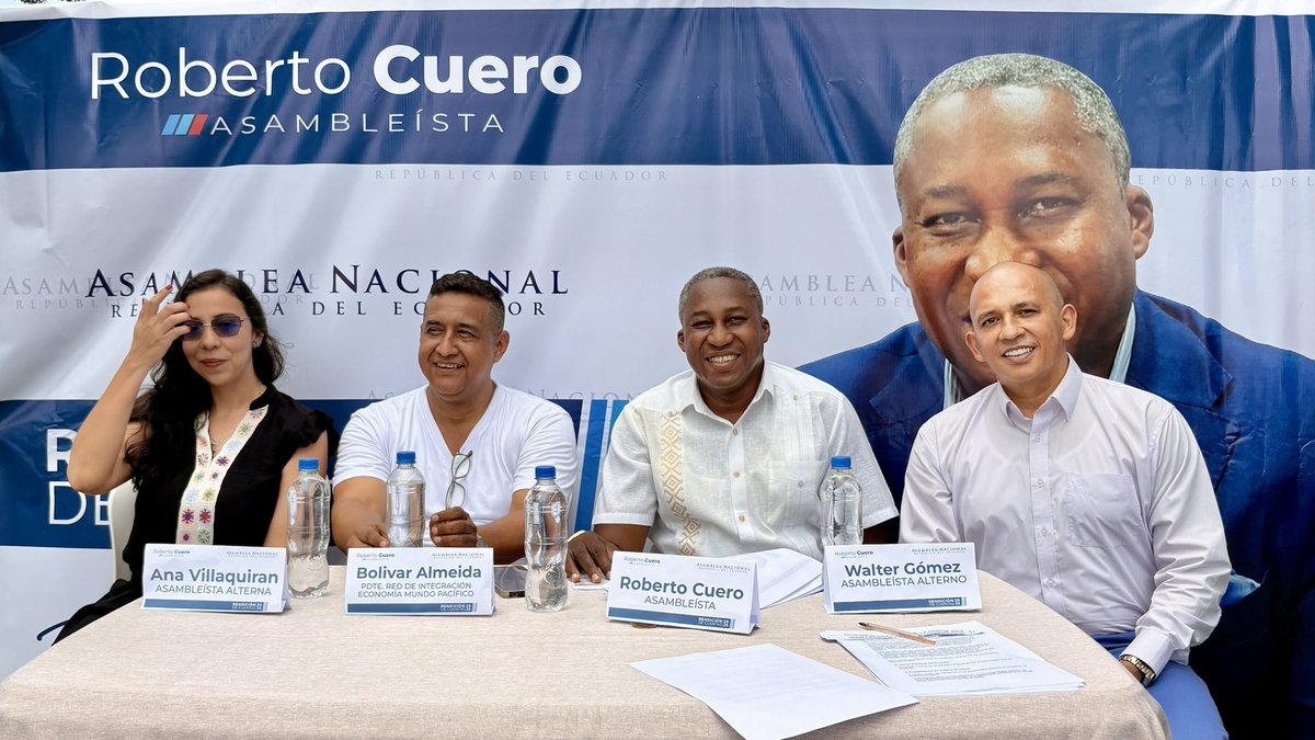 RobertoCueroM's tweet photo. La política encuentra su sentido en el territorio. Salir del escritorio para mirar a los ciudadanos a los ojos es la esencia de nuestra labor.
Hoy en nuestra #RendicionDeCuentas compartimos una jornada marcada por la verdad y la resistencia en el Parque San Eduardo de la #Floresta 2, al sur de #Guayaquil.
Cada apretón de manos y cada cifra presentada fortalece nuestra misión en la @AsambleaEcuador . La presencia permanente en el sur garantiza que nuestra voz represente fielmente la realidad de nuestras familias.
Extendemos un profundo agradecimiento a los vecinos del sector, a la diligencia activa por su compromiso y a las autoridades que nos acompañaron en este ejercicio de transparencia: @Rei_Hino11 @wgomezr . El respaldo de todos es el motor que nos mantiene firmes y en marcha.

@BancadaRC5