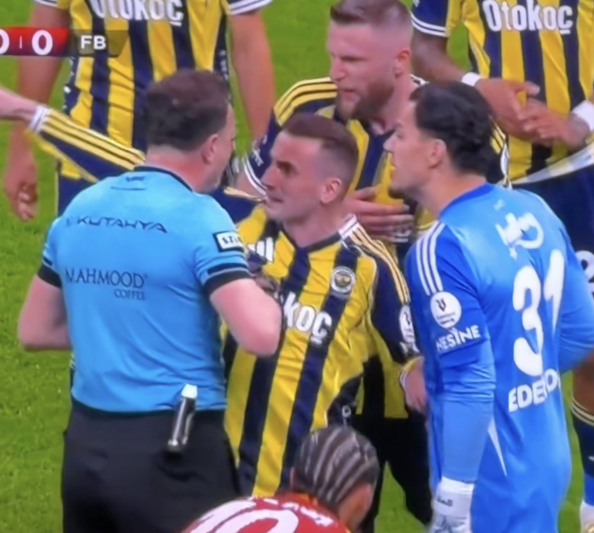 Ağzımızı açmadan bize kart verirken burda hiçbir şey vermemesi şaşırtmadı #GSvFB