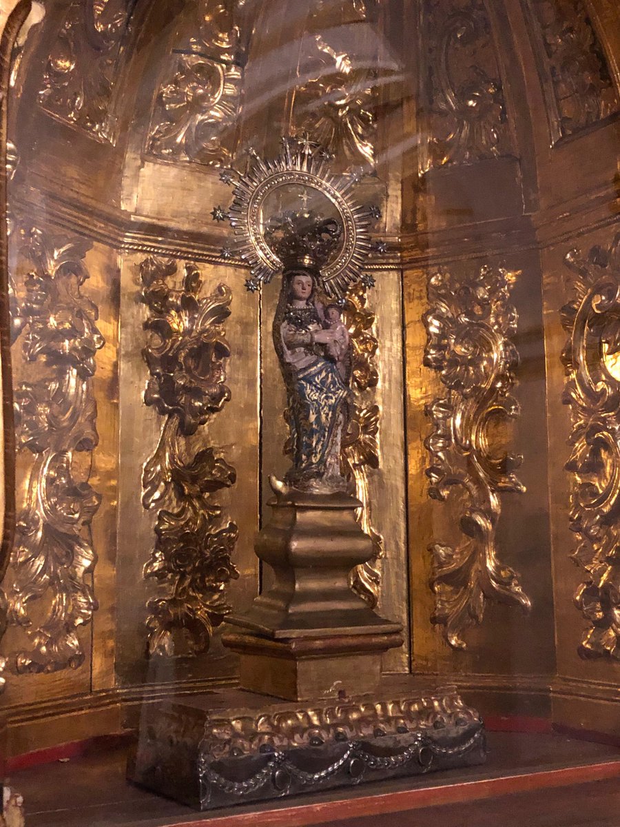 ElTempleteTV's tweet photo. 🎤 Diego: Según la leyenda, el 9 de octubre de 1690, un niño que buscaba leña en la sierra se asustó por un temblor de la tierra y, encontrándose en su carrera con una serpiente, se subió a un peñasco para protegerse de ella. Y allí se encontró esta imagen de la Virgen. https://t.co/YwOzvSgfL8
