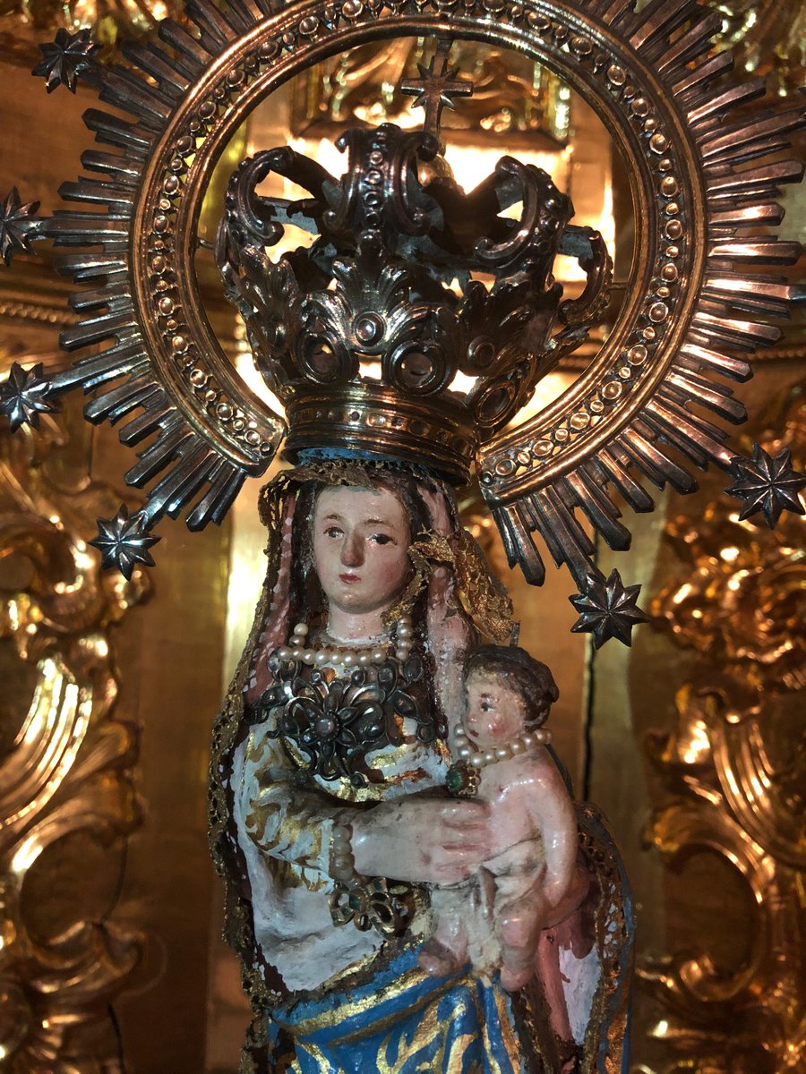 ElTempleteTV's tweet photo. 🎤 Diego: Según la leyenda, el 9 de octubre de 1690, un niño que buscaba leña en la sierra se asustó por un temblor de la tierra y, encontrándose en su carrera con una serpiente, se subió a un peñasco para protegerse de ella. Y allí se encontró esta imagen de la Virgen. https://t.co/YwOzvSgfL8