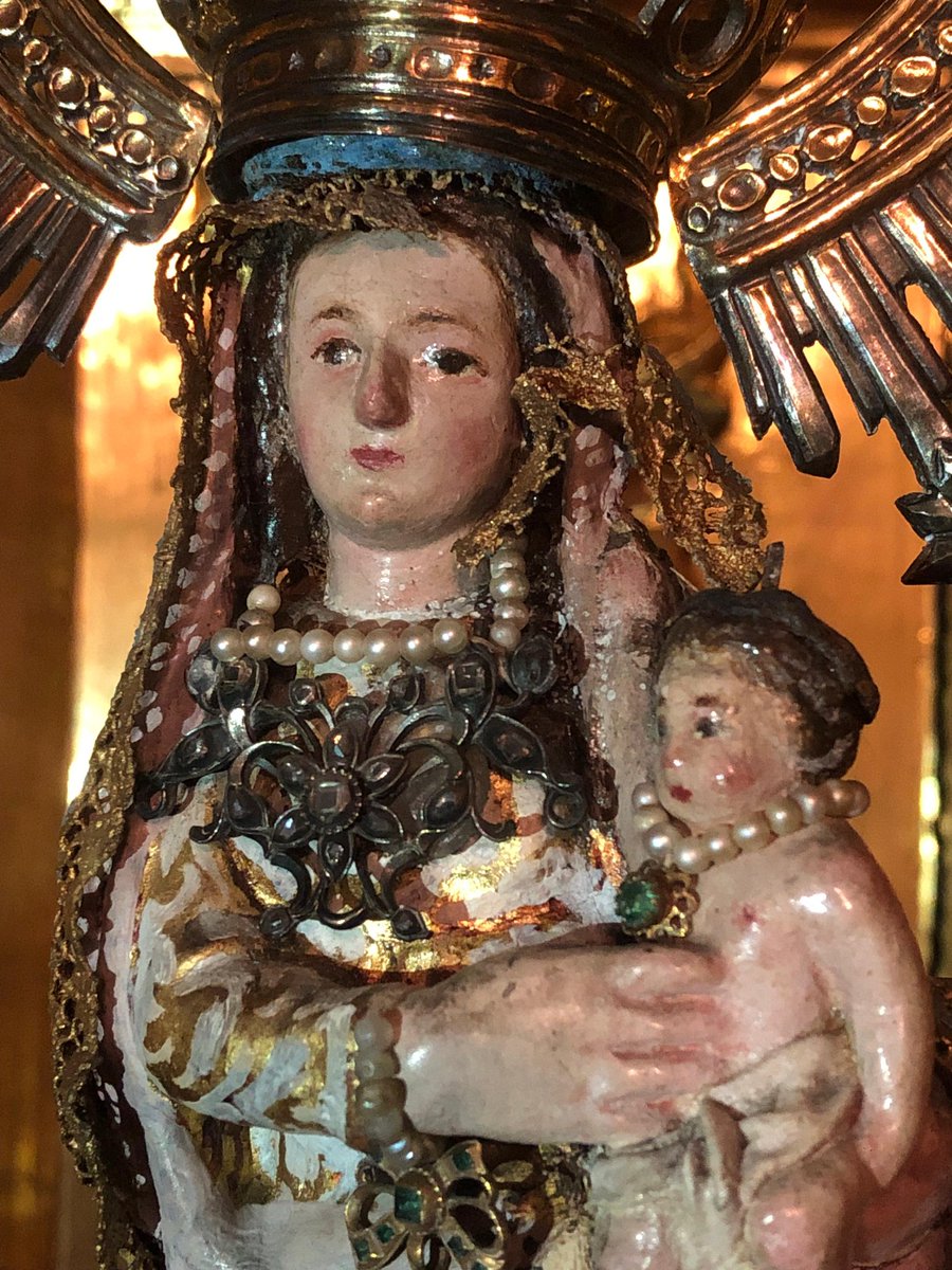 ElTempleteTV's tweet photo. 🎤 Diego: Según la leyenda, el 9 de octubre de 1690, un niño que buscaba leña en la sierra se asustó por un temblor de la tierra y, encontrándose en su carrera con una serpiente, se subió a un peñasco para protegerse de ella. Y allí se encontró esta imagen de la Virgen. https://t.co/YwOzvSgfL8