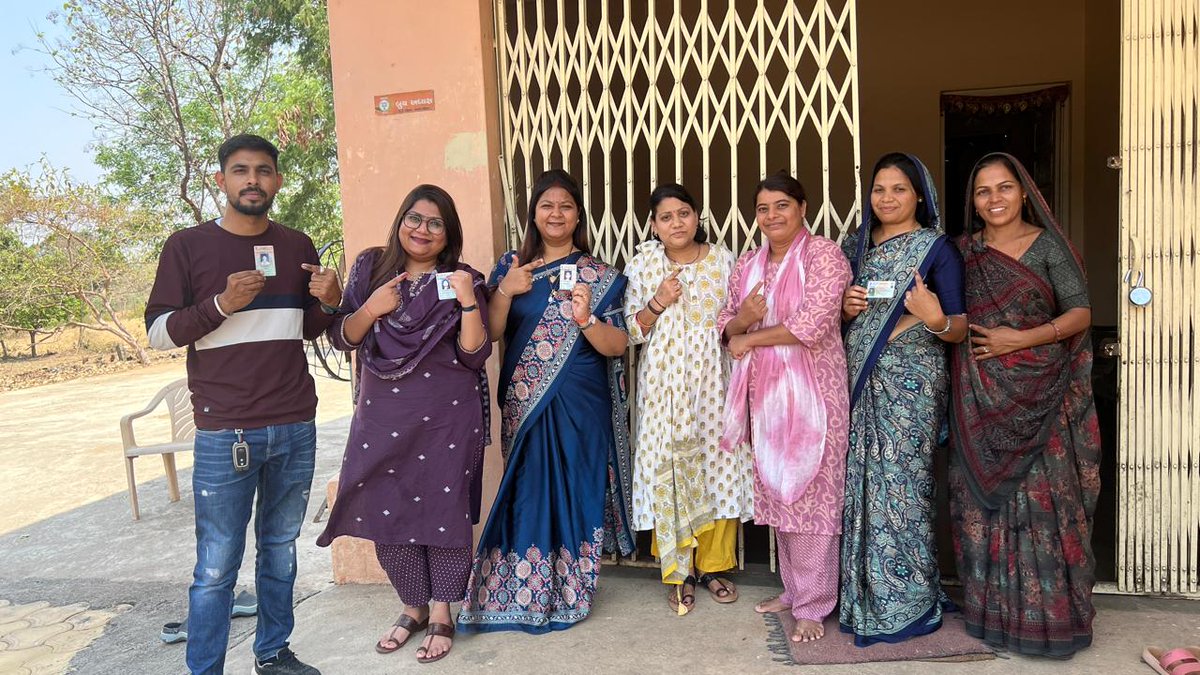 લોકશાહીના મહાપર્વમાં મતદાન કરીને લોકતાંત્રિક ફરજ નિભાવી છે. 
આપ સૌએ પણ મતદાન કર્યું જ હશે એવી આશા રાખું છું.

પરિણામનાં દિવસે વિકાસની નીતિનો વિજય થશે એવો પૂર્ણ વિશ્વાસ છે.