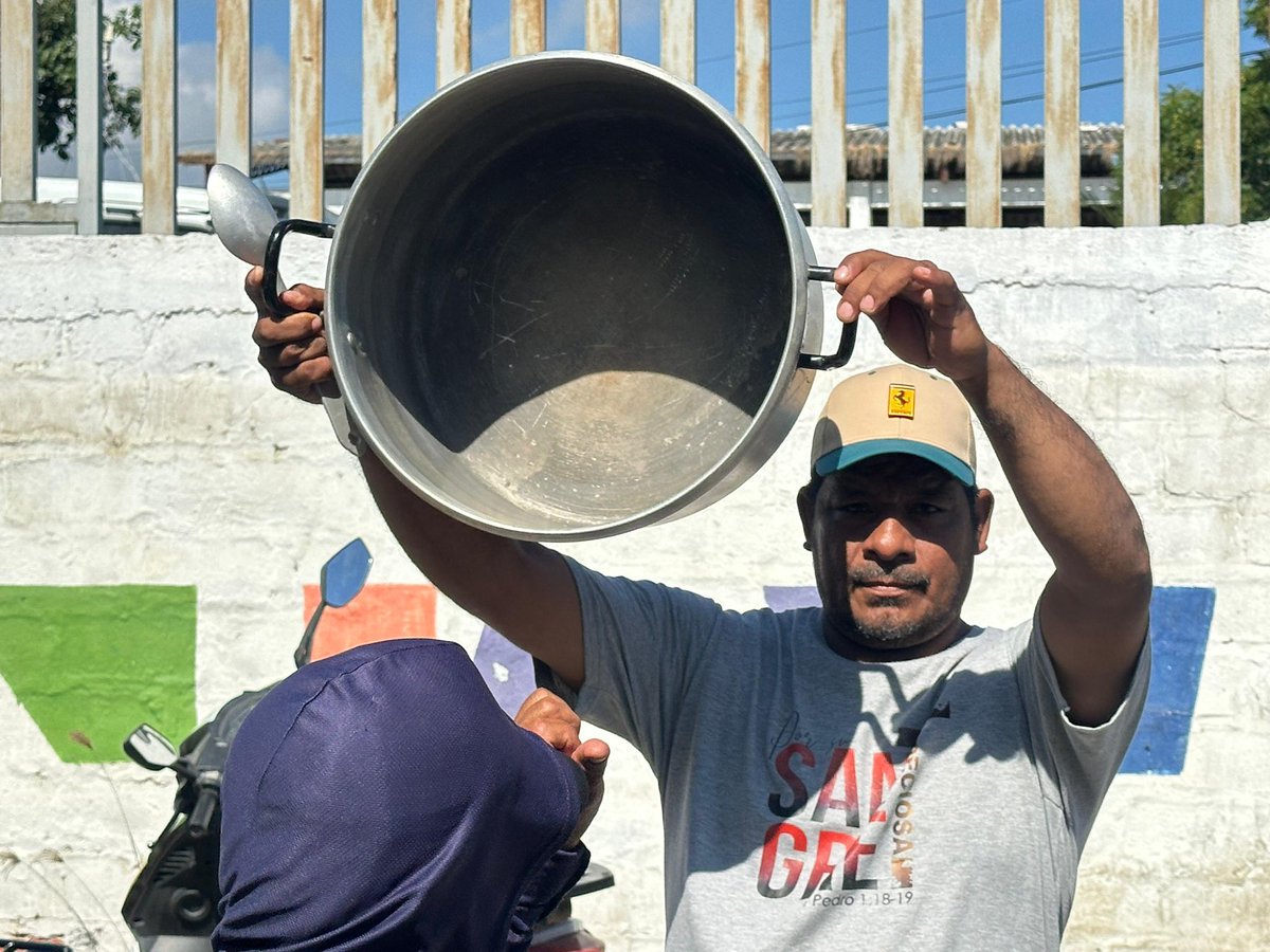 Gabopazec's tweet image. El comunicado del COE Nacional, sobre la acumulación de basura en las calles de #Manta, es puro formalismo y no aporta en nada. 

Entre otras cosas, dispone y dispone al municipio, recoger la basura, como que si al municipio no le da la gana de hacerlo. Tal parece que la gente