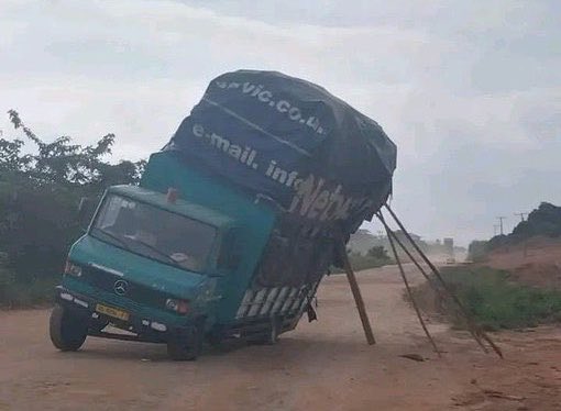 engemma8's tweet image. When a third person joins a relationship 😭😂😂😂