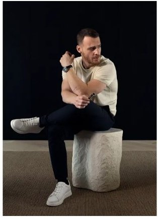 Birsen Altuntas újságíró szerint a"Yorgun Gunes" projekt mellett,ahol Kerem játssza Defne(Pinar Deniz)exbarátját,Kerem,június elején kezdené a forgatást. De tárgyal egy új "ÇIZGININ DI íaINDA" filmről,amely röplabdával kapcsolatos,Engin Erder-Sen CalKapimi produkció. #KeremBürsin