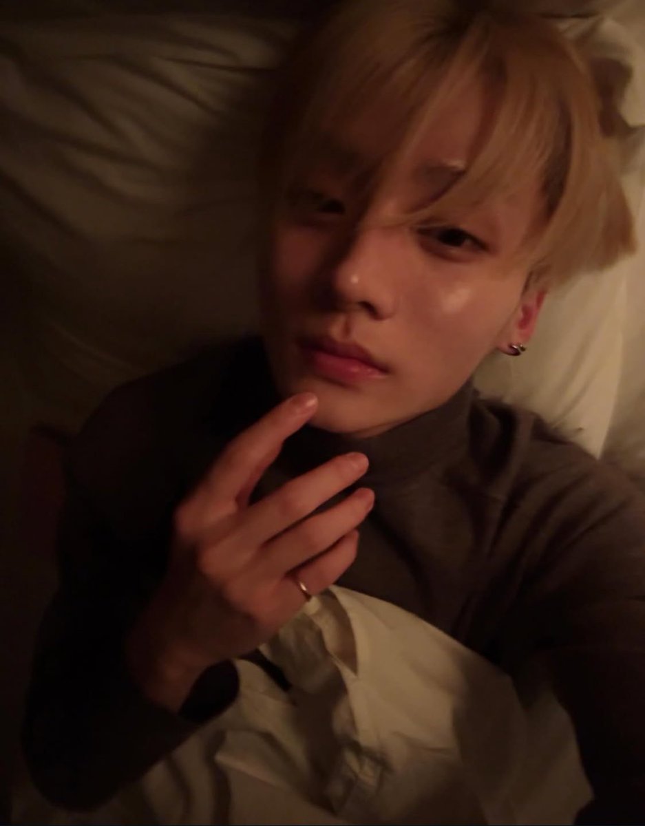 ติ๋มทำไมไม่รับสายเค้า

เมาอีกละ

ไม่เมา คิดถึง

เมาทีไรก็โทรมาบอกคิดถึงทุกที

คิดถึง
ติ๋มอย่าทิ้งเค้านะ

เธอนั่นแหละ คนทิ้ง