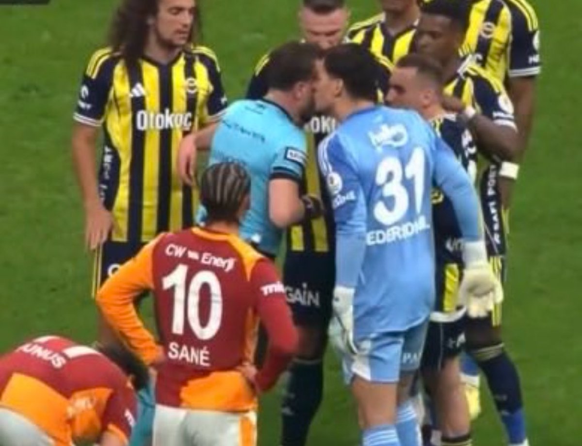 BaIkolik's tweet photo. Yunus geri geri giderken carpti diye sari gorurken Ederson ve Kerem burda kart gormedi. https://t.co/F44rZSbWzB