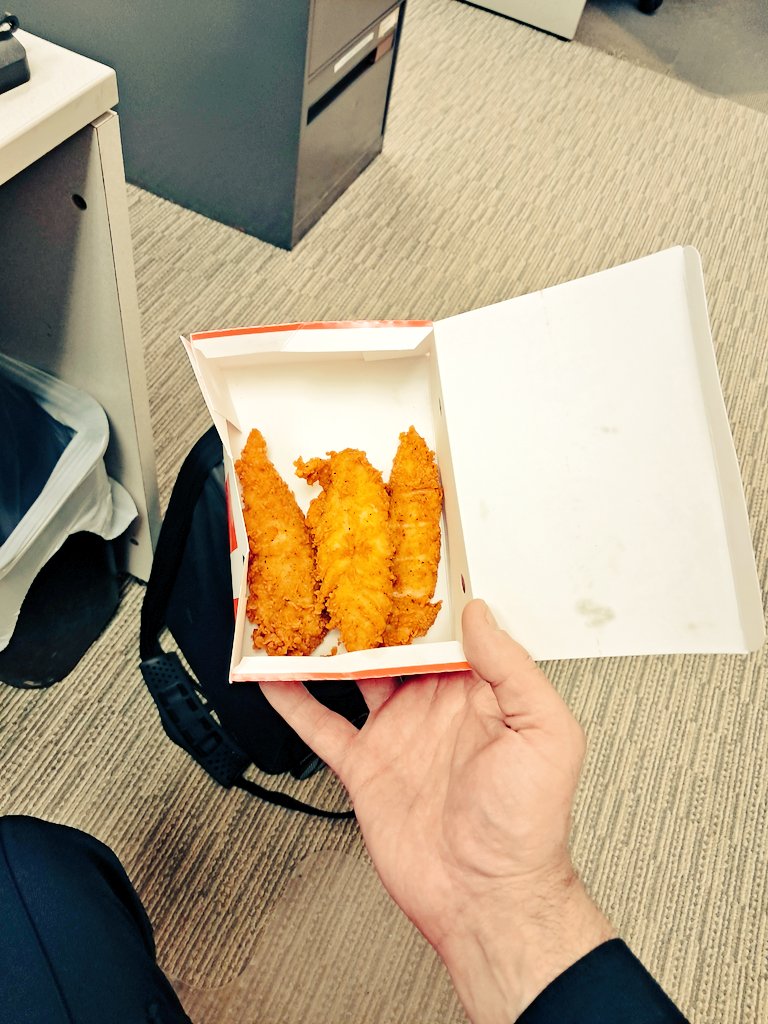 TorontoPizza1's tweet photo. @lifewitsonduren These KFC chicken strips are over $4 EACH in Canada https://t.co/lyABIXKGAP