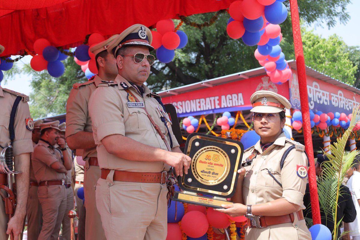 Preets_Love's tweet photo. "एक संकल्प—सेवा, सुरक्षा और समर्पण का"
#UPPolice 
#uppolicepop
#agra https://t.co/NzGAGnzzbC