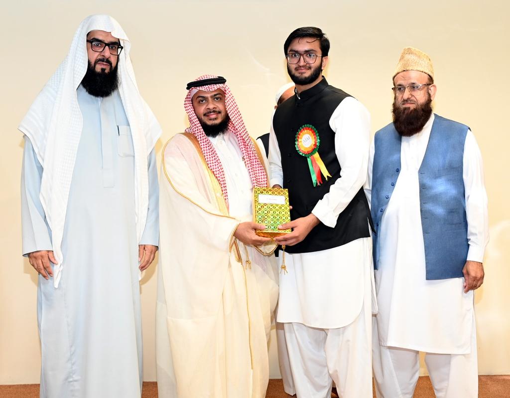 ألقى معالي رئيس الجامعة الأستاذ الدكتور أحمد سعد الأحمد، القائم بأعمال الراعي، كلمةً في حفل تخريج دفعة عام 2026 في معهد الهدى، وذلك بصفته ضيف الشرف، حيث أكد في مستهل كلمته على المكانة المحورية للقرآن الكريم والحديث النبوي الشريف في بناء شخصية الفرد وصياغة المجتمع على أسس راسخة من