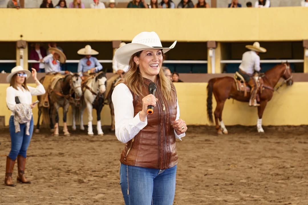 VipMujeres's tweet photo. 🩷🐴  @RocioPeguerosV fortalece la identidad cultural en la inauguración del Campeonato Estatal Mexiquense de Charrería 2026

https://t.co/eSwEH3FMwY https://t.co/LVEASKe4kn