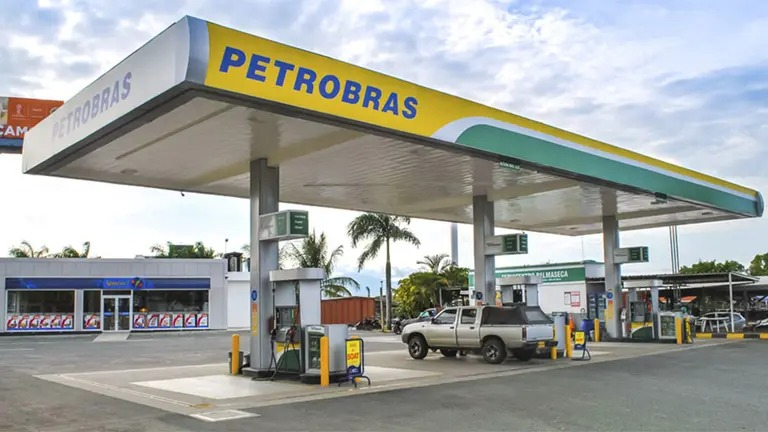 MarioNawfal's tweet photo. 🇮🇷🇧🇷 Jet fuel just got repriced worldwide

Brazil’s Petrobras just announced an 18% jet fuel hike for May, on top of a 54.8% spike in April alone.

The numbers are bad enough. But the real signal is the payment terms: Petrobras is letting distributors pay in installments.

Brazil produces its own oil and is a major energy exporter, but not even they can absorb what the war did to global fuel pricing.

Every airline ticket, every cargo flight, every supply chain running through Brazilian hubs is being repriced in real time because of a conflict 10,000 km away.

Airlines are already reacting, with carriers like Lufthansa canceling thousands of flights and others adjusting routes and pricing to cope with fuel costs.

Source: Reuters