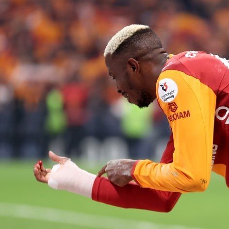 forzacimbom's tweet photo. Gol sonrası Osimhen 💛❤️ https://t.co/yS0NkYM5W4