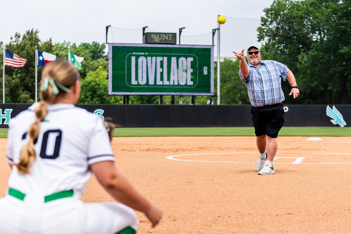 MeanGreenSB's tweet image. Special moments with Dad 🫶

We cannot express the immense gratitude for your support of our seniors throughout their softball careers!

#GMG 🟢🦅