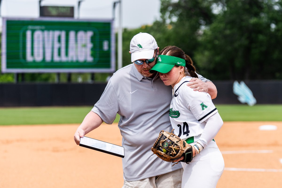 MeanGreenSB's tweet image. Special moments with Dad 🫶

We cannot express the immense gratitude for your support of our seniors throughout their softball careers!

#GMG 🟢🦅