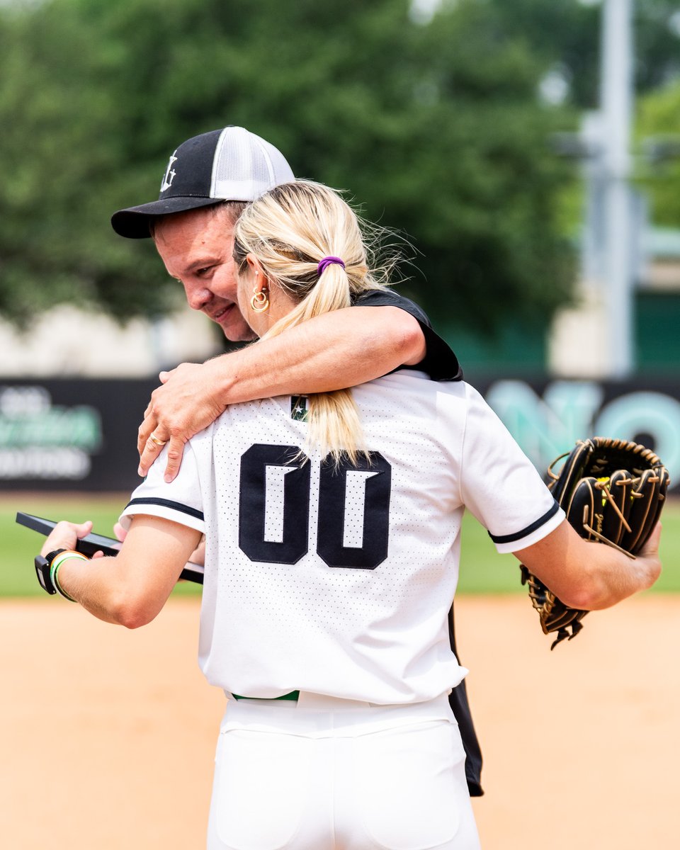 MeanGreenSB's tweet image. Special moments with Dad 🫶

We cannot express the immense gratitude for your support of our seniors throughout their softball careers!

#GMG 🟢🦅
