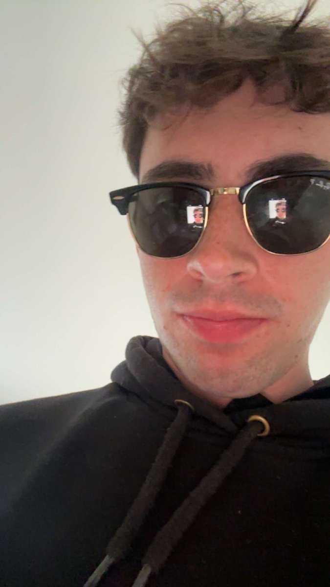 datboidiference's tweet photo. Mf still got them damn shades on😭😭😭 https://t.co/rrG7X7abkN
