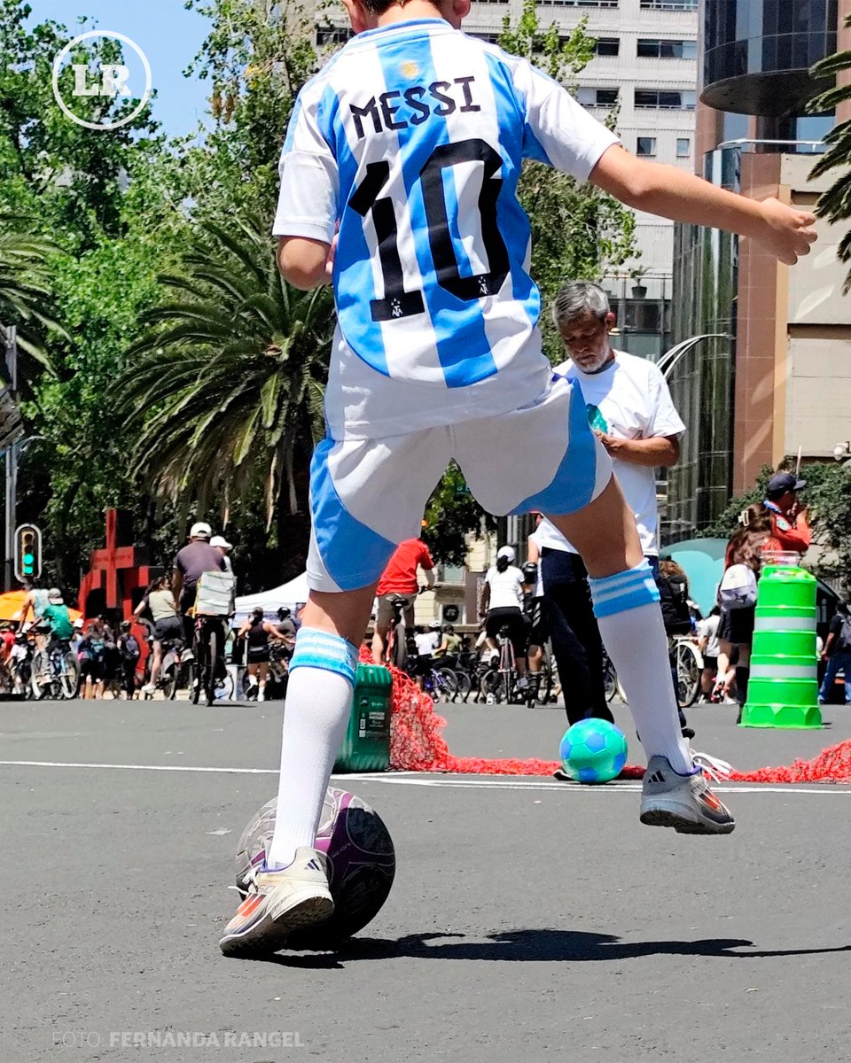 LaRazon_mx's tweet image. ▶ #VIDEO | En la Glorieta de las y los Desaparecidos se organizó una “Cascarita de la Niñez” ⚽👧🧒, con el objetivo de visibilizar la desaparición de niñas, niños y adolescentes de 0 a 17 años, un grupo que registra 29 reportes de desaparición al día 🚨

Esta cascarita se lleva