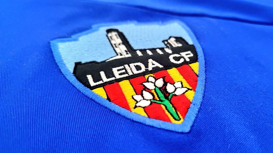 PostureigLleida's tweet photo. Descens.
Tot i l'esforç titànic dels 2.000+ herois del Camp d’Esports, les múltiples traves han donat el seu fruit.
Però recordeu: poden intentar prendre nom, escut o estadi... però mai tindran aquesta força.
Això és el que farà tornar a aixecar-nos.
Som i Serem. Visca el Lleida. https://t.co/JVOUAaGNHf