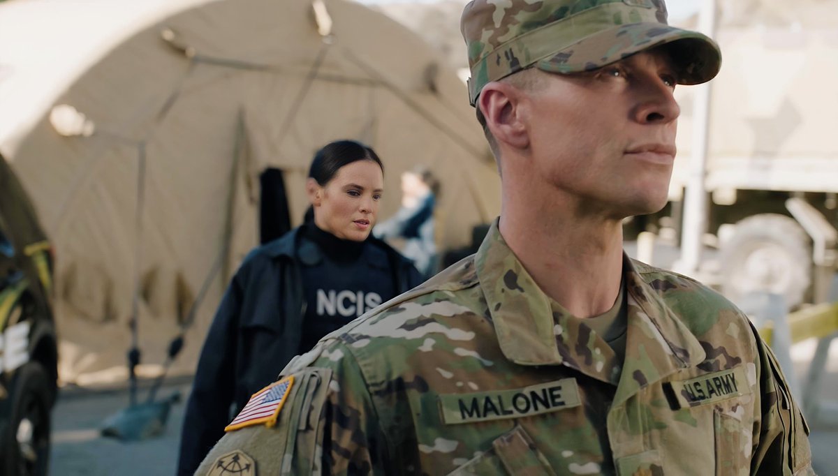 CollinsChadM's tweet image. The various threads rocked as ‘Army CID Major Matthew Malone’ on #NCIS “Army of One” - from fatigues to windbreaker to business casual, ‘Malone’ was all business til the end 🪖 

#actor #ncisverse #wardrobe #acting