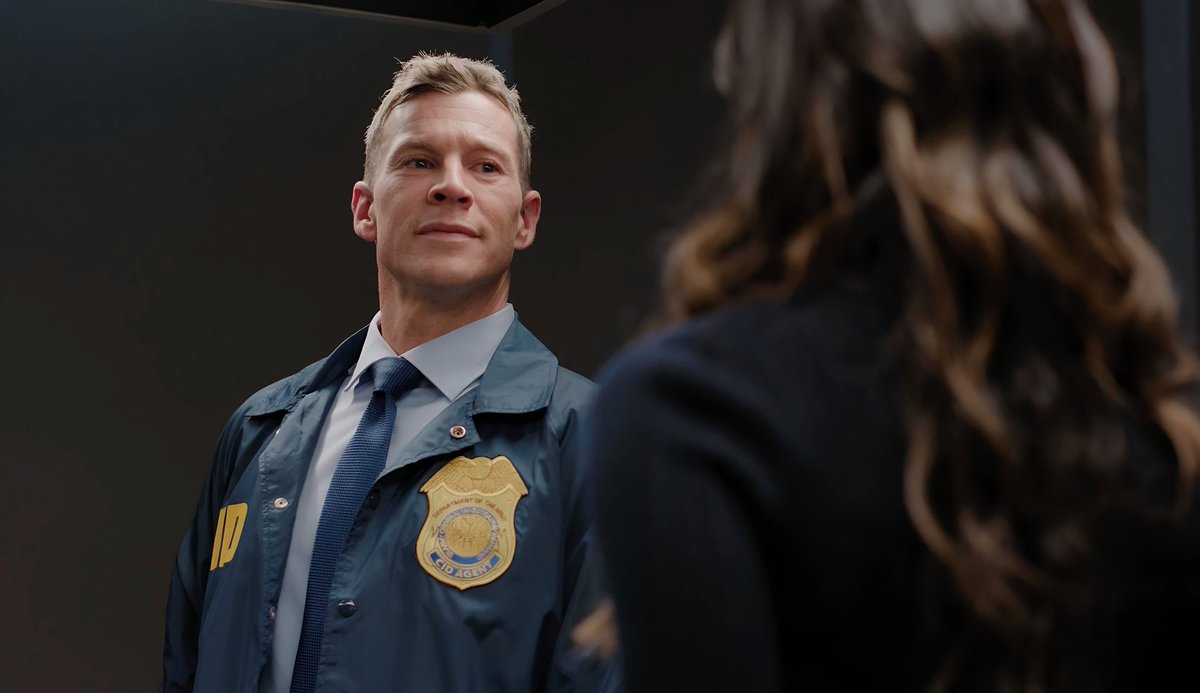 CollinsChadM's tweet image. The various threads rocked as ‘Army CID Major Matthew Malone’ on #NCIS “Army of One” - from fatigues to windbreaker to business casual, ‘Malone’ was all business til the end 🪖 

#actor #ncisverse #wardrobe #acting