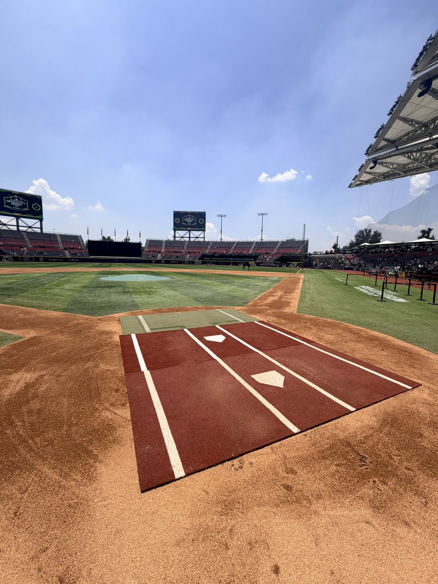 BenVerlander's tweet photo. It’s a hot one today in Mexico City 🇲🇽

Both teams have opted to not take BP today here at Estadio Alfredo Harp Helu https://t.co/p069Q1bTnt