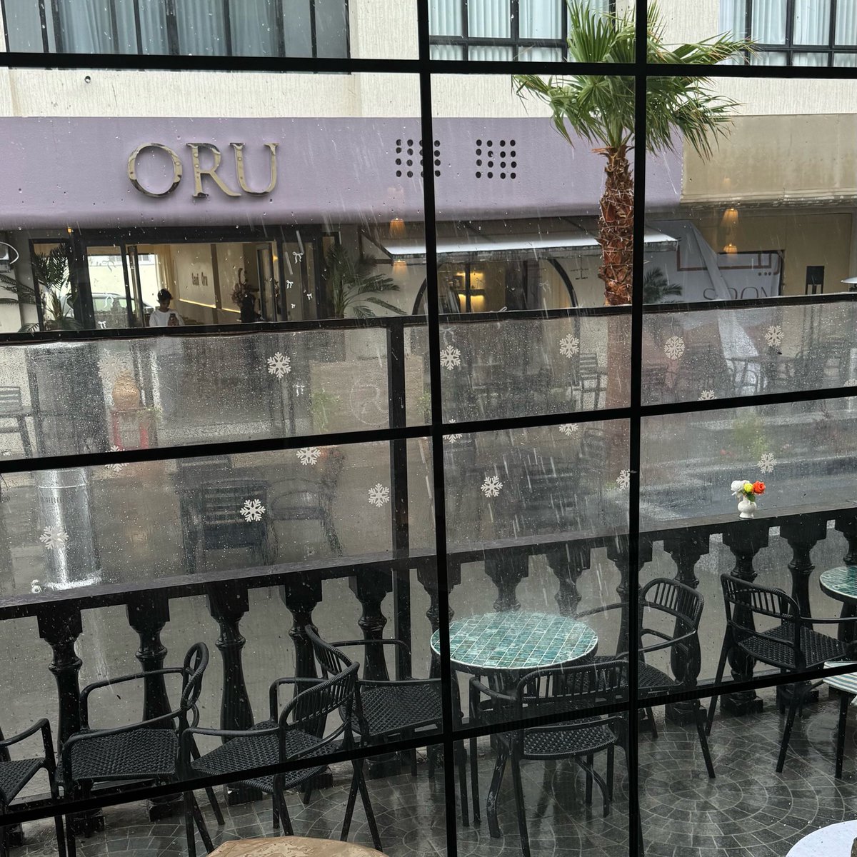 T1dtaef's tweet photo. 🍕 🌧️🤍 https://t.co/74wMuClN4O