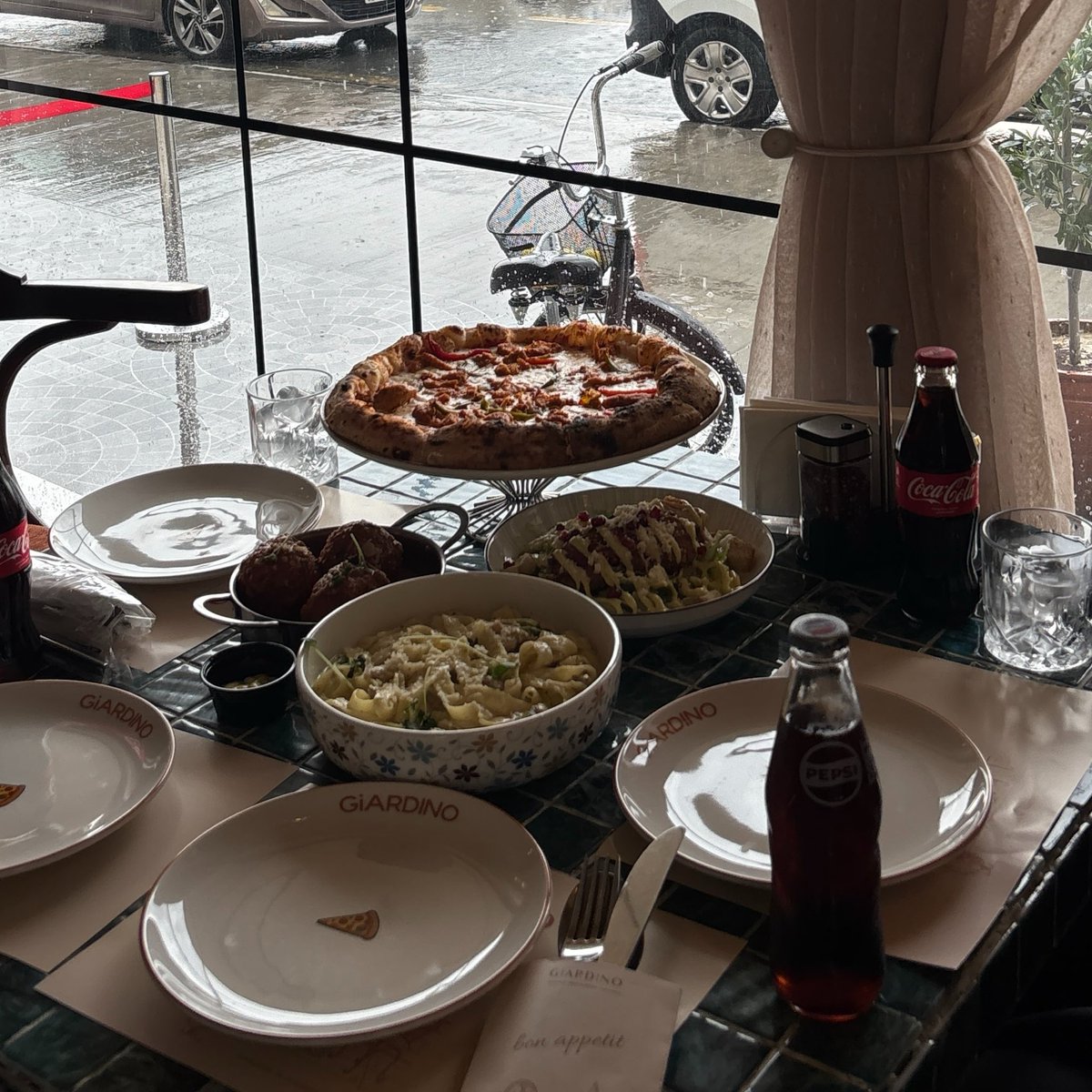 T1dtaef's tweet photo. 🍕 🌧️🤍 https://t.co/74wMuClN4O