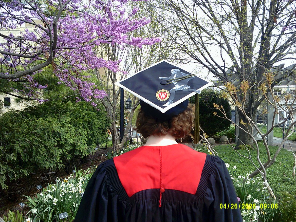 seaglasscat's tweet photo. Can I hear a little commotion for the Frances ha grad cap https://t.co/Yr1MAVagK1