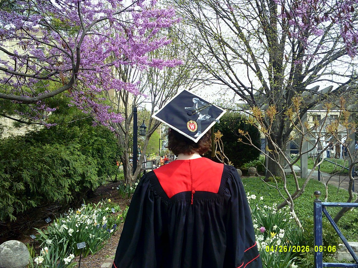 seaglasscat's tweet photo. Can I hear a little commotion for the Frances ha grad cap https://t.co/Yr1MAVagK1