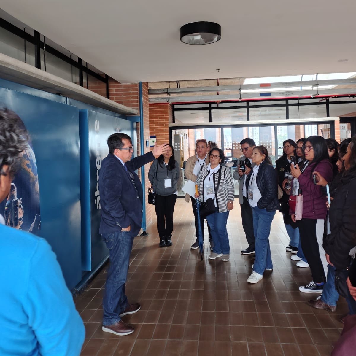 Educacionbogota's tweet photo. #AquíSíPasa 🇨🇴 🇵🇪 Esta semana, docentes de Perú visitaron el Colegio María Currea Manrique IED para compartir experiencias sobre educación STEAM.

Durante la jornada, compartimos prácticas significativas que fortalecen habilidades esenciales para el bienestar y desarrollo integral de nuestras niñas, niños y jóvenes, como:

✅ Pensamiento crítico.
✅ Creatividad.
✅ Resolución de problemas.

Con #UnaEducaciónQueTeResponde, lideramos una apuesta que trasciende fronteras por y para nuestro@s estudiantes. 🧡
