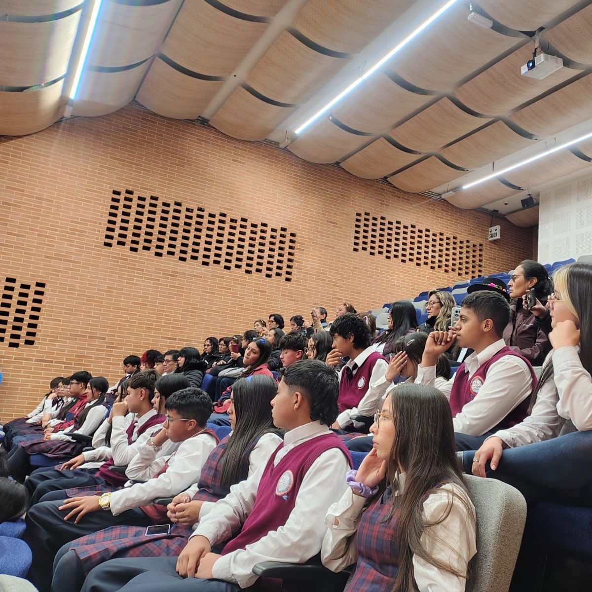 Educacionbogota's tweet photo. #AquíSíPasa 🇨🇴 🇵🇪 Esta semana, docentes de Perú visitaron el Colegio María Currea Manrique IED para compartir experiencias sobre educación STEAM.

Durante la jornada, compartimos prácticas significativas que fortalecen habilidades esenciales para el bienestar y desarrollo integral de nuestras niñas, niños y jóvenes, como:

✅ Pensamiento crítico.
✅ Creatividad.
✅ Resolución de problemas.

Con #UnaEducaciónQueTeResponde, lideramos una apuesta que trasciende fronteras por y para nuestro@s estudiantes. 🧡