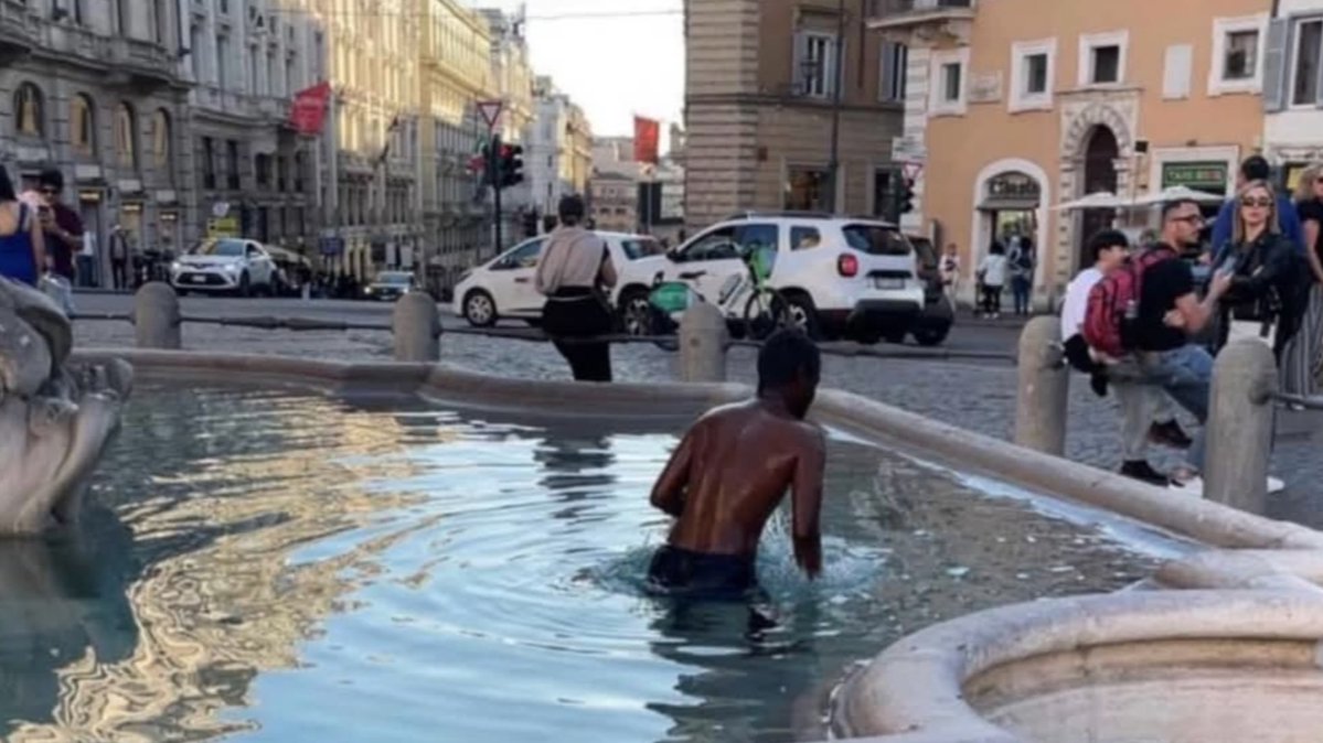 RadioGenoa's tweet image. Rome's historic fountains have become spas for fake African asylum seekers.
