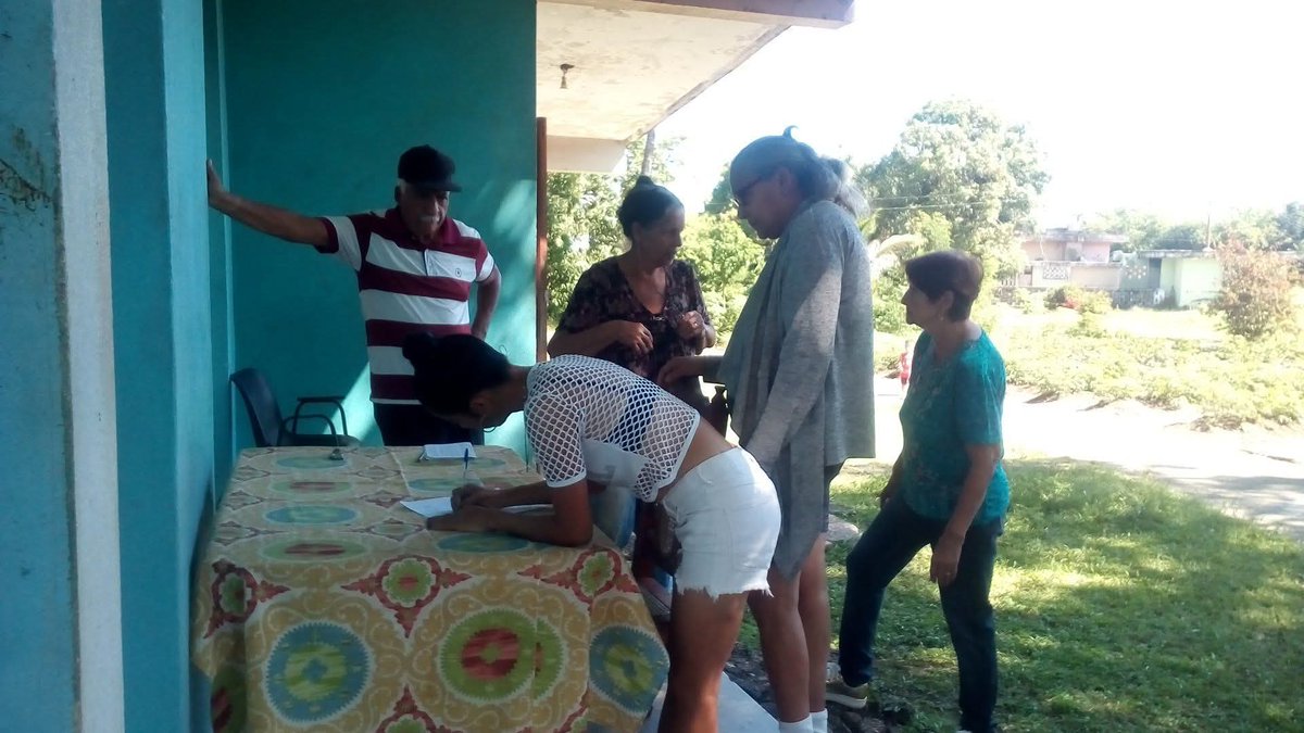 En horas de la mañana se realizó un mitin con la participación de comunitarios de la circunscripción 58 del Consejo Popular Caney donde firmamos un Sí por Cuba, un Sí por la Patria, un Sí por la Revolución. MI BARRIO POR LA PATRIA.#MunicipioBartolomeMaso <a href="/YudelkisOrtizB/">Yudelkis Ortiz Barceló</a>