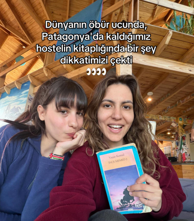 ZamHaberAjans's tweet photo. Patagonya’da bir hostelde kalan arkadaşlar, kütüphanede buldukları Yaşar Kemal’in İnce Memed 2 romanında Türklerin bıraktığı notları paylaştı:

🔹 “Dünyanın bu uzak köşesinde Yaşar Kemal’i bulmak beni çok mutlu etti. Teşekkürler, gönül dolusu sevgiler.”

🔹 “Geçse de yolumuz bozkırlardan, deniz / göl / nehirlere… Yılar yollar!”
