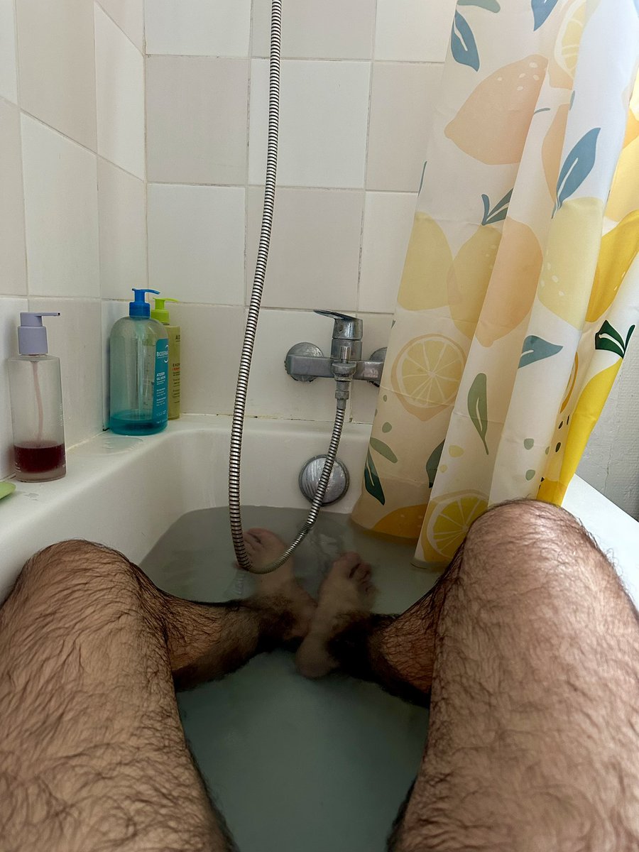 ma baignoire est trop petite pour mes jambes :(  #LGBTQIAEndOfApril