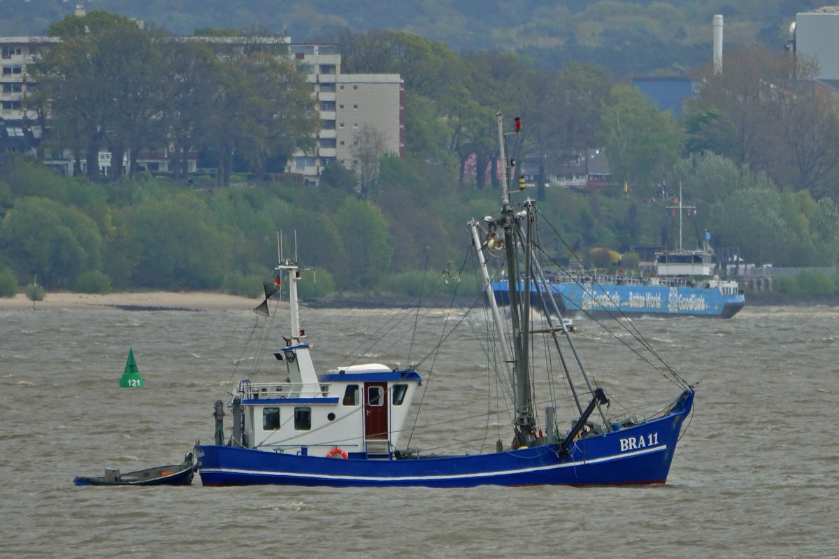 Wattschnecke's tweet photo. Ein Fischkutter auf der Elbe vor den Toren Hamburgs im Alten Land/Jork.

#jork #fischkutter #elbe #blau https://t.co/Sl4kbplZew