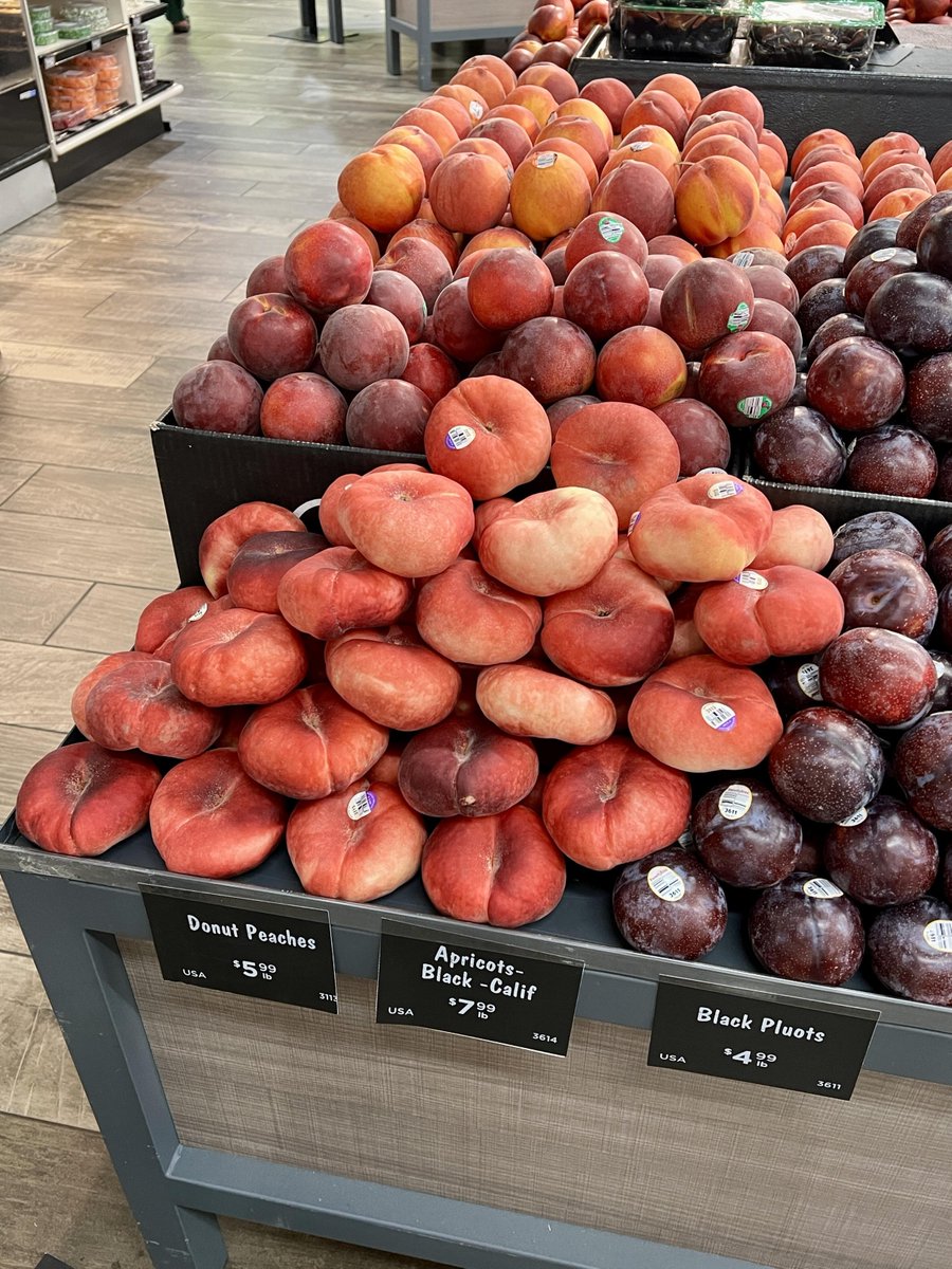 eimne_r's tweet photo. The crispy and juicy flat peaches are relatively sweet https://t.co/LEFtY4gMbN