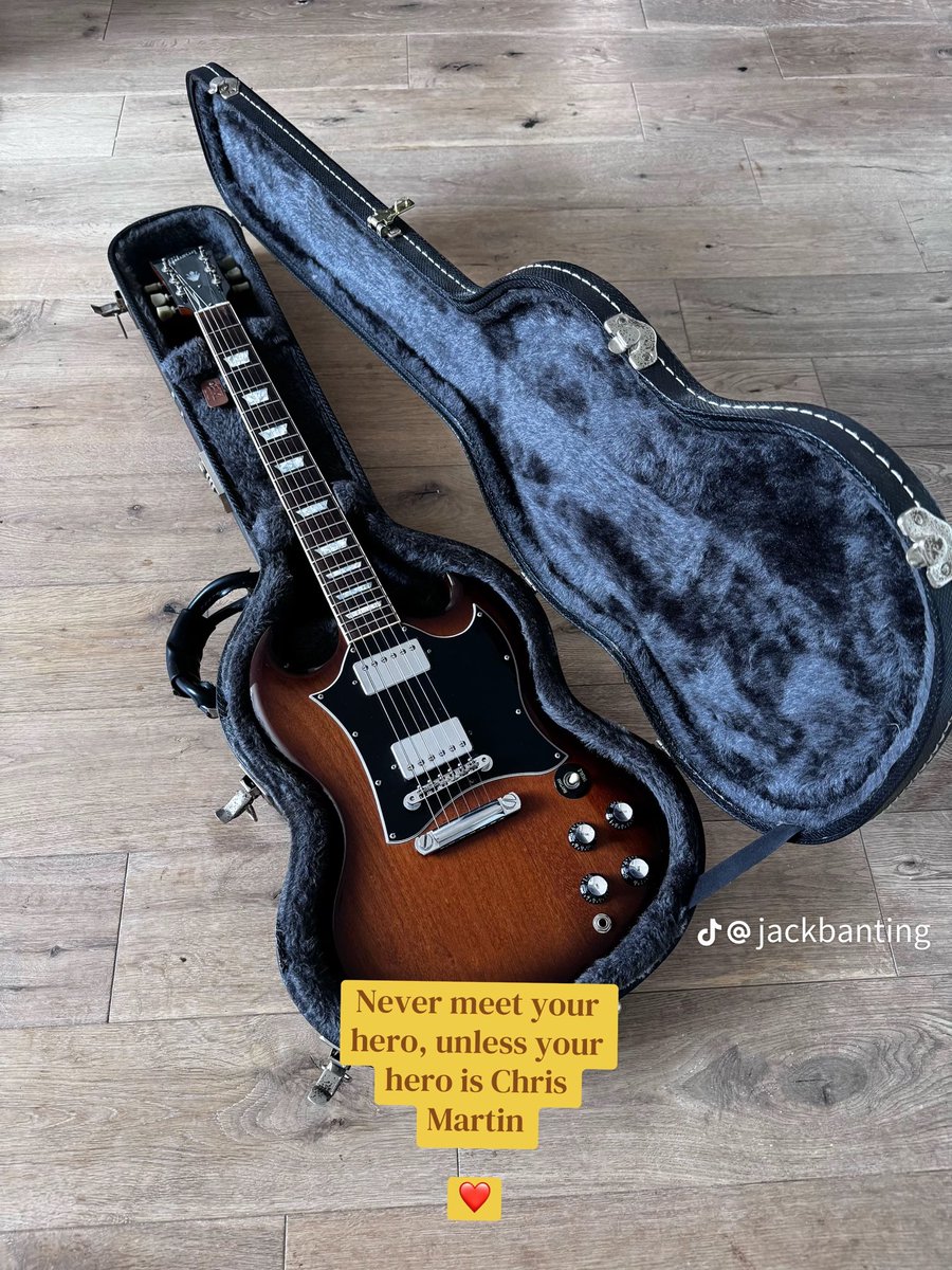 A sweet story of Chris Martin with a fan at a guitar shop yesterday 🥹 The two had a wonderful chat and Chris bought him his dream guitar 🥰 🎸 | via vt.tiktok.com/ZS9rcdyQD/