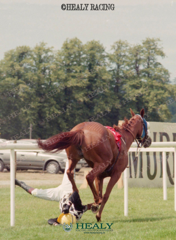 patcashhealy's tweet image. Killarney 18-July-1996  July Festival Day 4     @KillarneyRaces
#30yearsago   #archives   #fromthearchive   #memories   #HorseRacing   #HealyRacing   #ReelingInTheYears
Just a day after coming back from a broken leg injury 'Stormin Norman' gets brought down aboard Fair Society